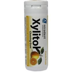 Weiße Dose mit Xylitol-Kaugummi, fruchtiger Geschmack und Orangenbild.